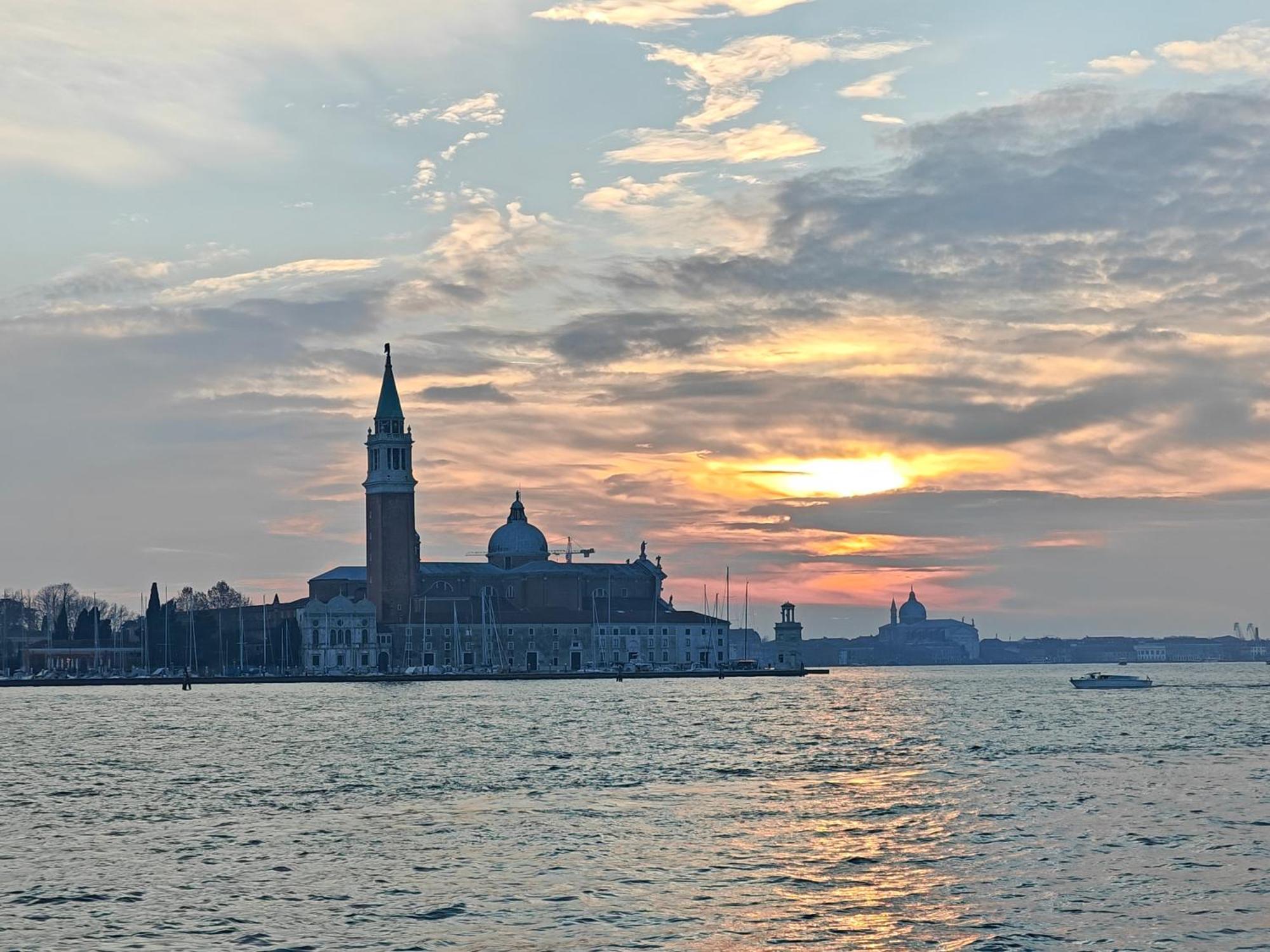 Castello Canal View Венеция Екстериор снимка